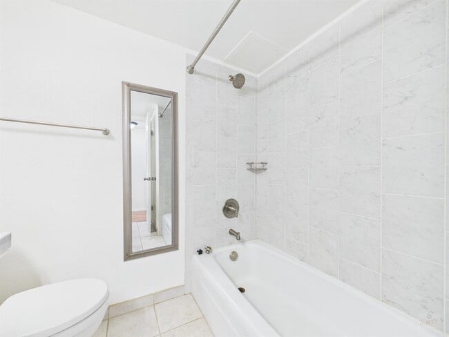 Building Photo - 2425 Ashdale Dr