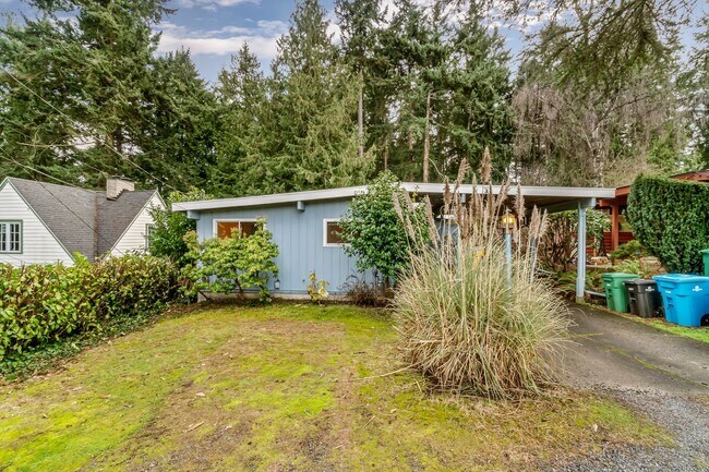 Building Photo - 6 Bedroom Home minutes from Saltwater Park...