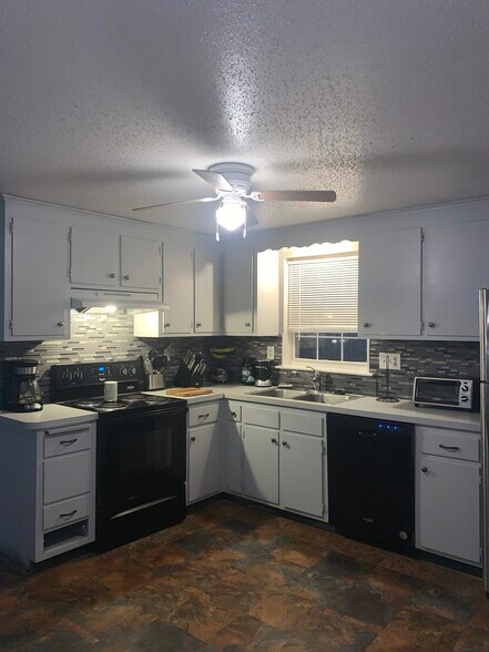 Kitchen - 23 Lownds Dr