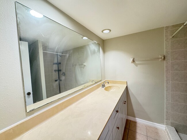 Building Photo - 5268 Middle Ct