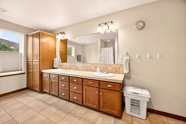 Building Photo - 1719 Lithia Way