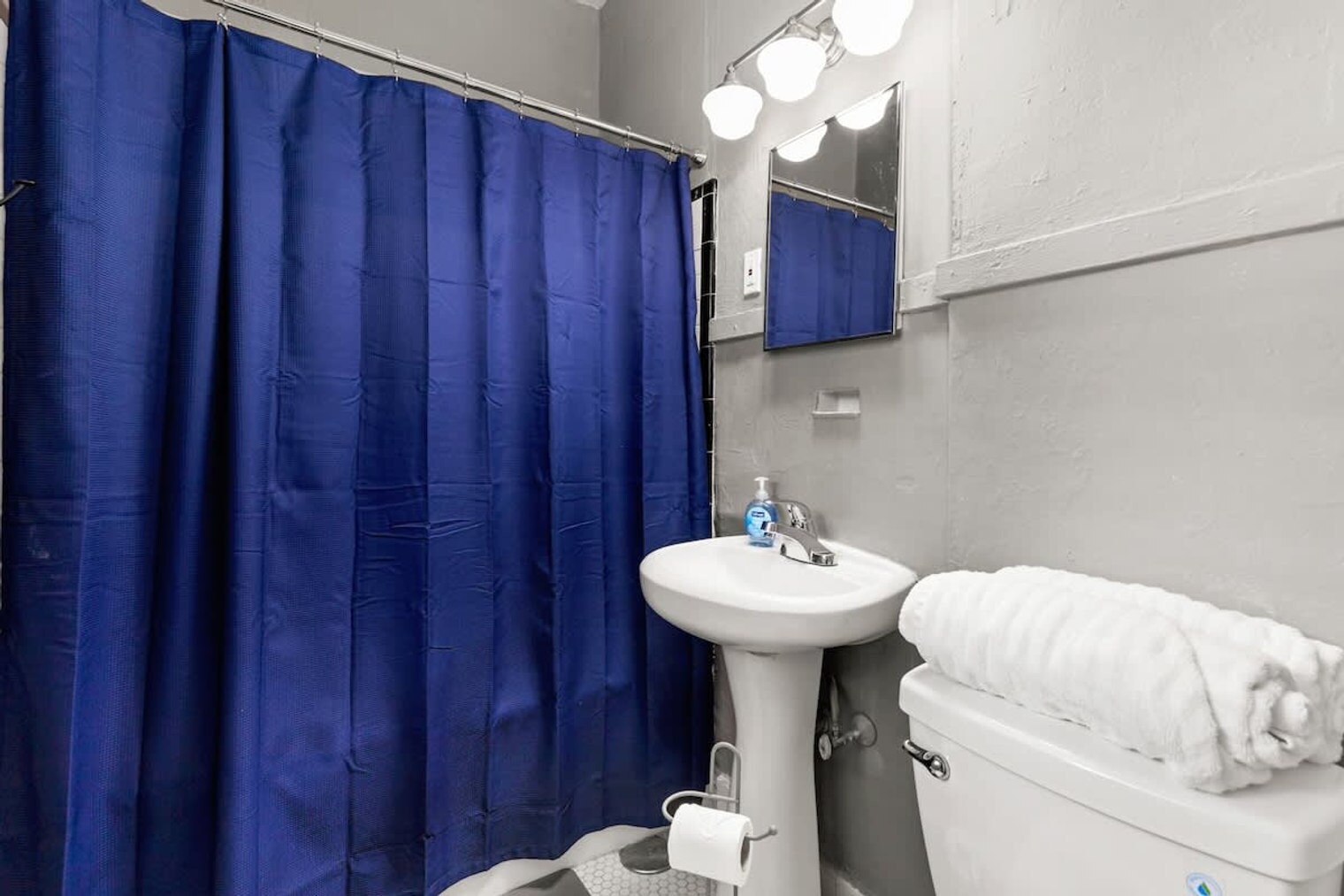 Building Photo - 203 W Magnolia Ave