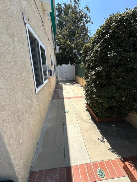 Building Photo - 223 E Burbank Blvd