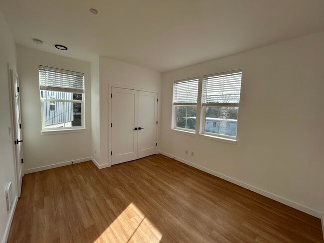 Building Photo - Canal House