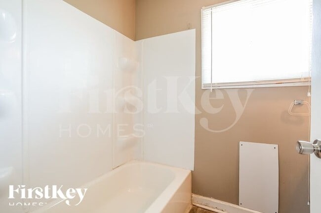 Building Photo - 2634 Westleigh Dr