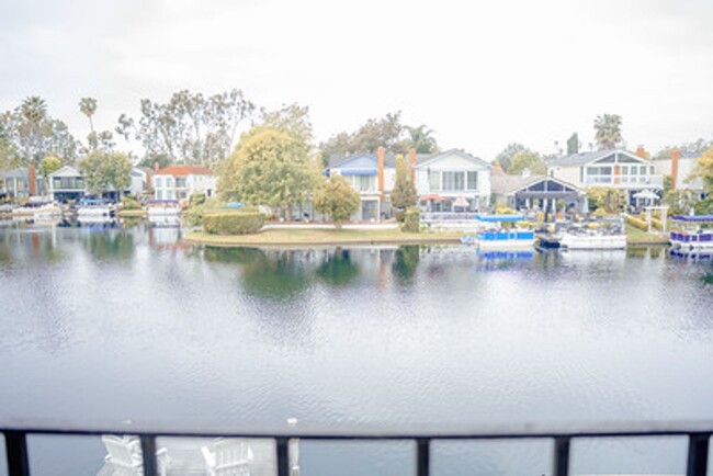 Building Photo - Waterfront 4 Bedroom