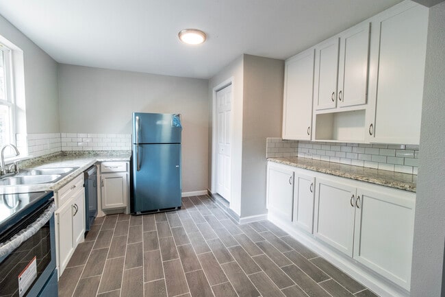 Building Photo - 1011 1/2 North Roberson St