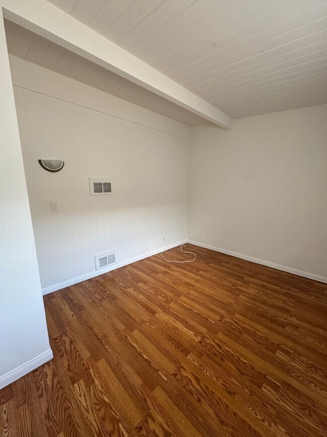 Building Photo - Comfortable 1-Bedroom in Gardena with Park...