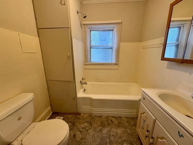 Building Photo - Move in Ready!