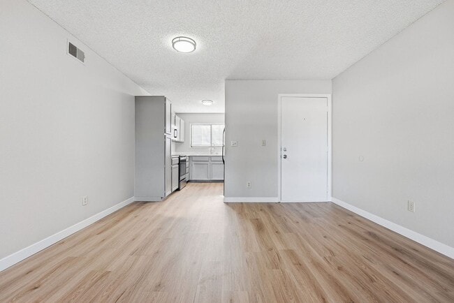 Building Photo - Updated 2 bed / 1 bath home in Lakewood!