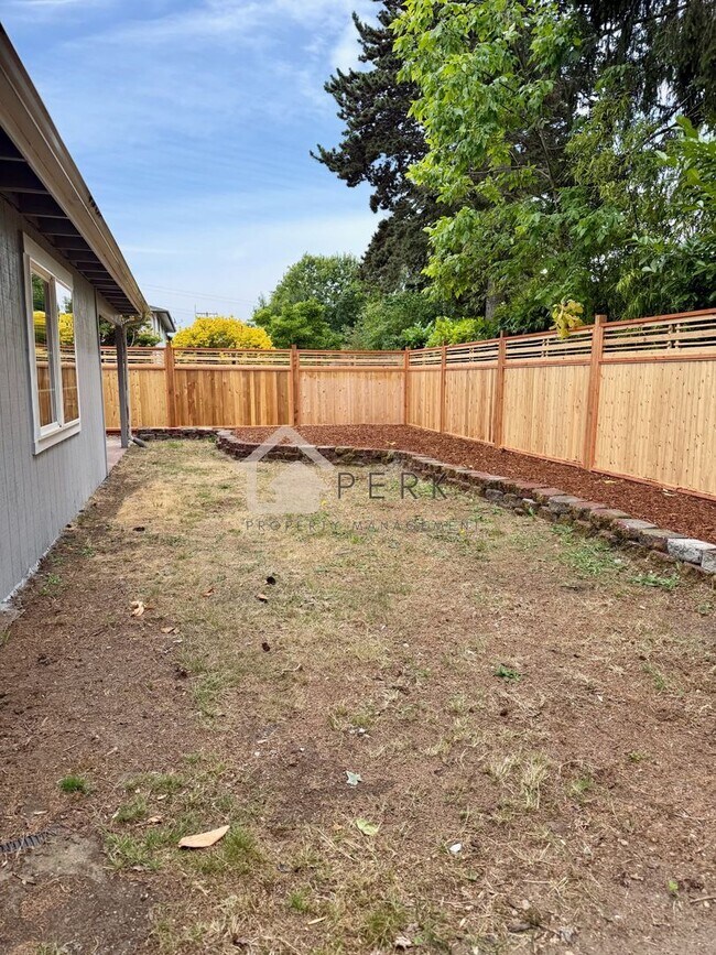 Building Photo - 3605 NE 10th Ct