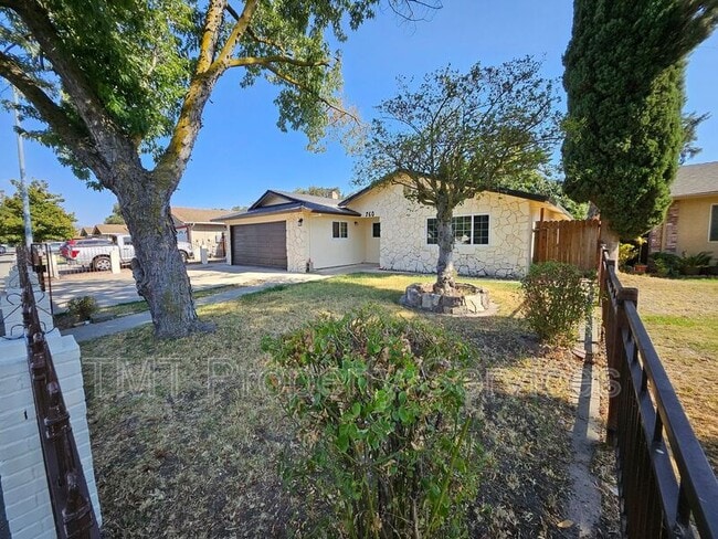 Building Photo - 760 Castle Oaks Dr