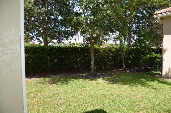 Building Photo - 37 Country Lake Cir