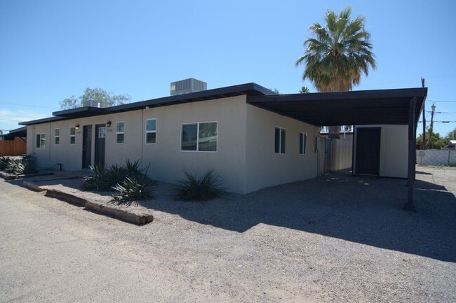 Building Photo - Remodeled 2 Bedroom 1 Bath Duplex! Great Central Tucson Location! 1/2 Month's Rent Free!
