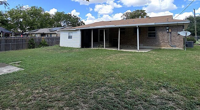 Building Photo - 2306 Poage Ave