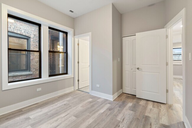 Building Photo - Top Floor, Gorgeous, Renovated 2bd/2bth, West Town Available 4/20