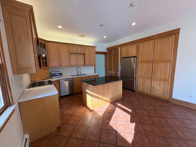 Building Photo - 416 N Grove Ave