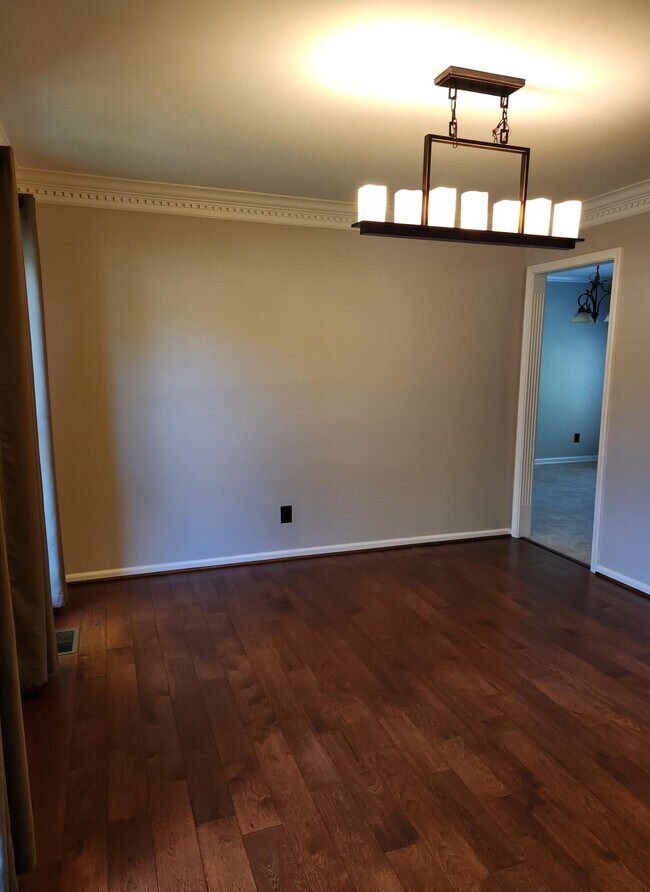 Building Photo - 841 Edgewood Dr