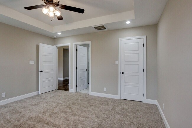 Building Photo - Stunning Like-New Home with Open Floor Pla...