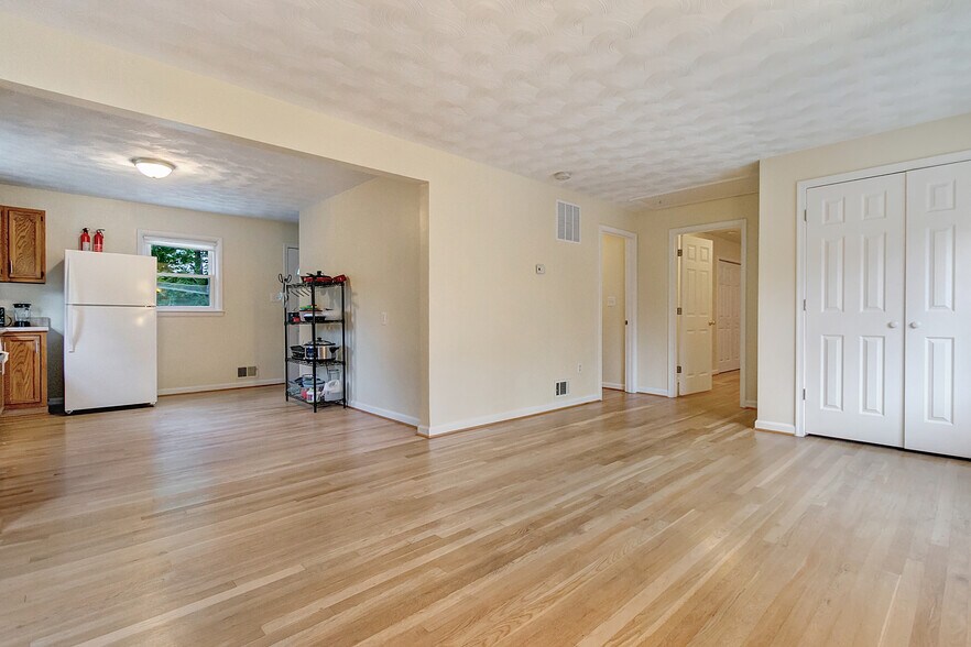 Building Photo - 9085 Autoville Dr