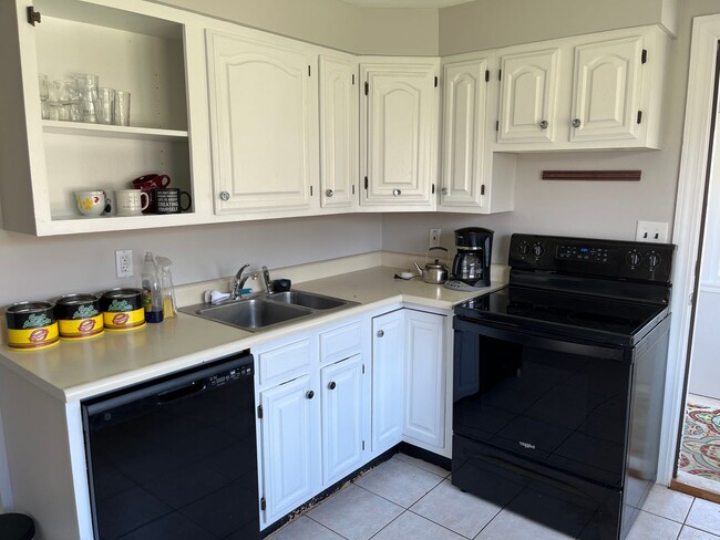 Building Photo - Three Bedroom Cape for Rent in Great Portland Neighborhood!