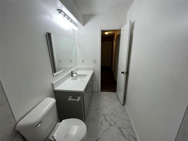 Building Photo - 829 Russell Cir