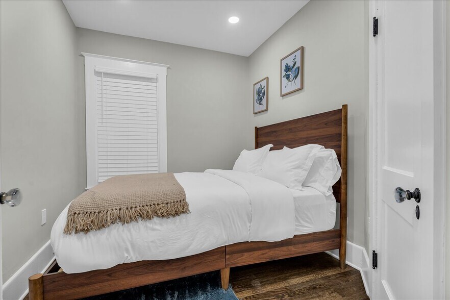 Building Photo - 5238 Commonwealth St