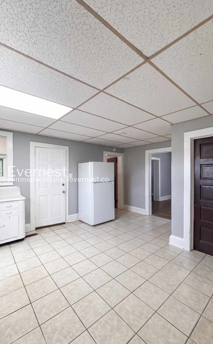 Building Photo - 901 E Nine Mile Rd