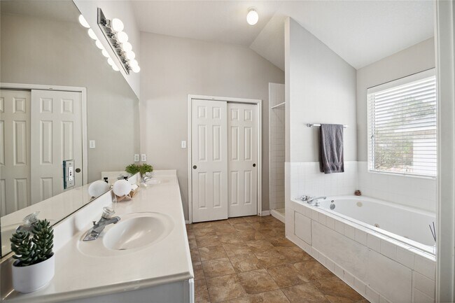Building Photo - 25619 Oakridge Forest Ln