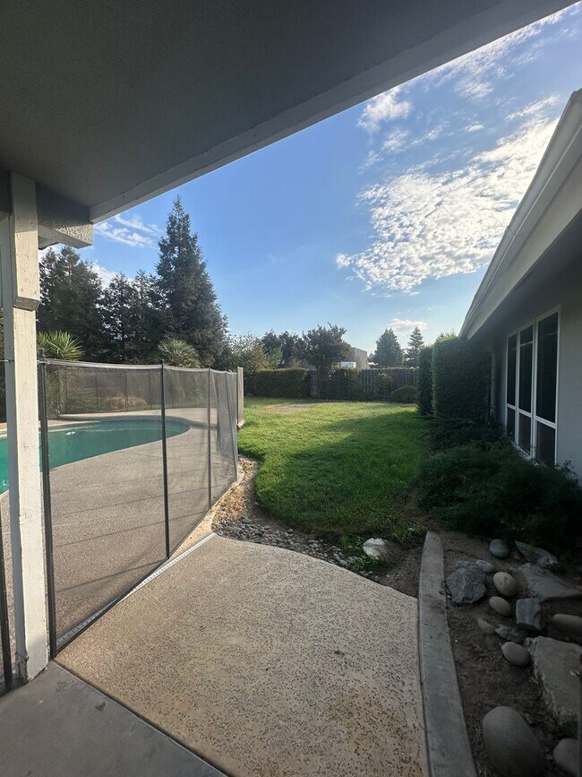Building Photo - 3116 W La Vida Ave
