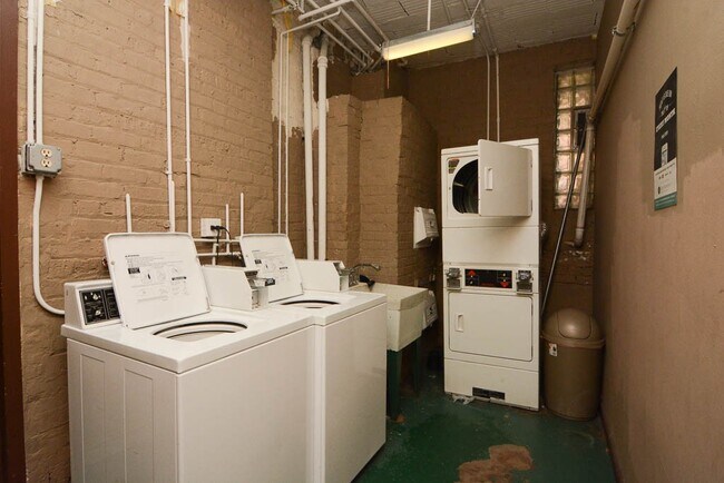 Building Photo - 2832 N Burling St