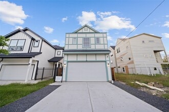 Building Photo - 1411 Bayou St