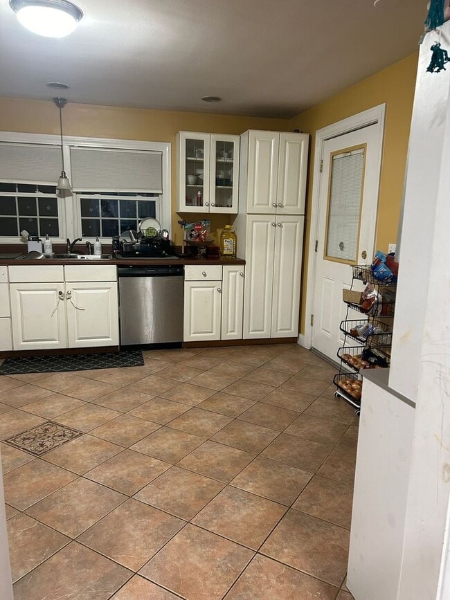 Building Photo - Charming 3BR House in Westborough