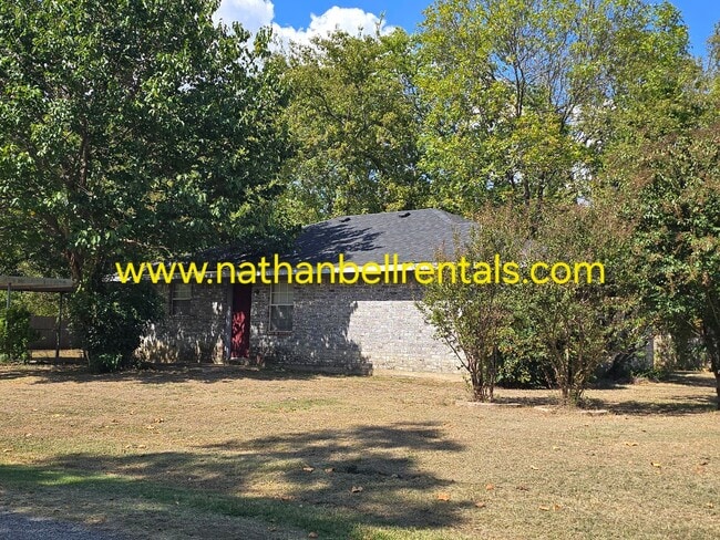 Building Photo - 3 bedroom/2 bath single family