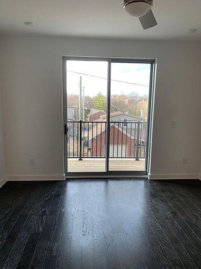 Building Photo - Sleek 2 bed 2 bath West End condo!