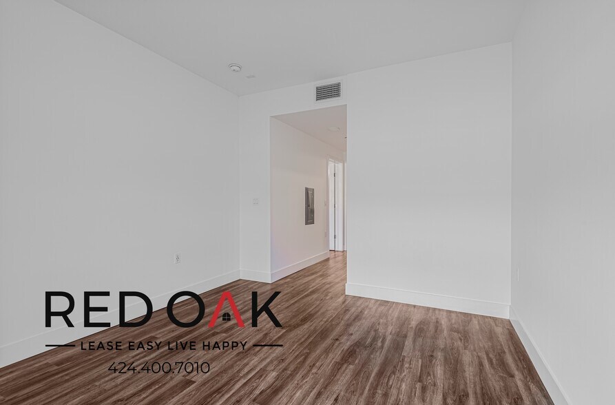 Building Photo - 453 S Kenmore Ave