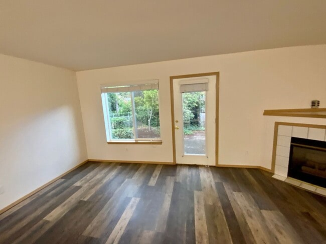 Building Photo - Large 2 Bedroom. 1.5 Bath Townhouse with G...