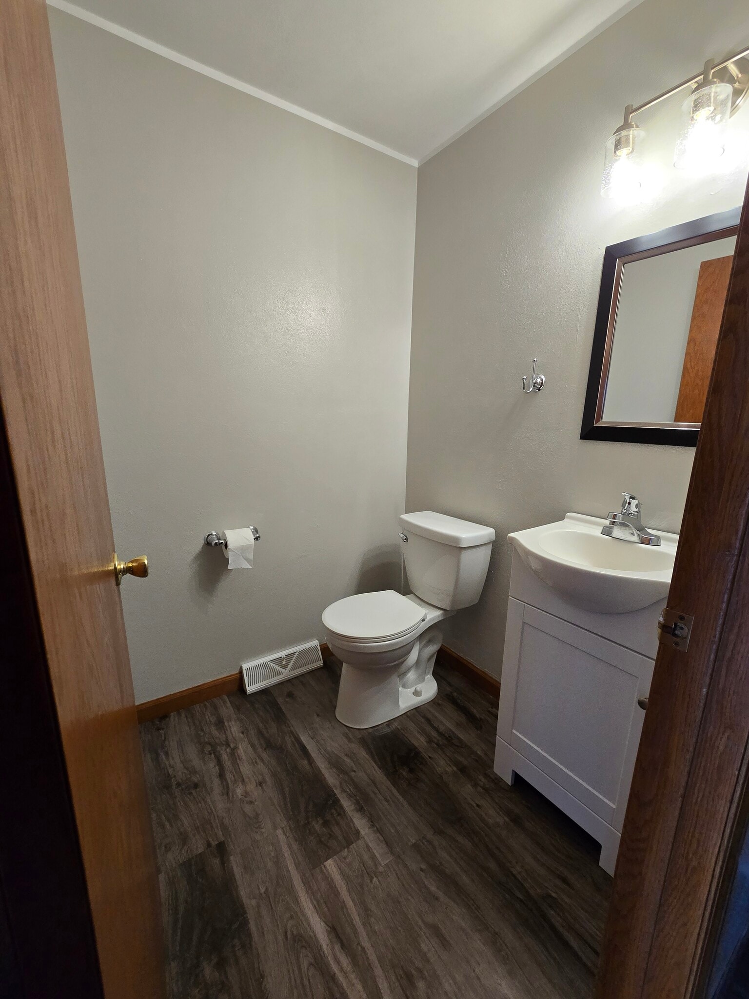 Half bath - 2129 Country Ln