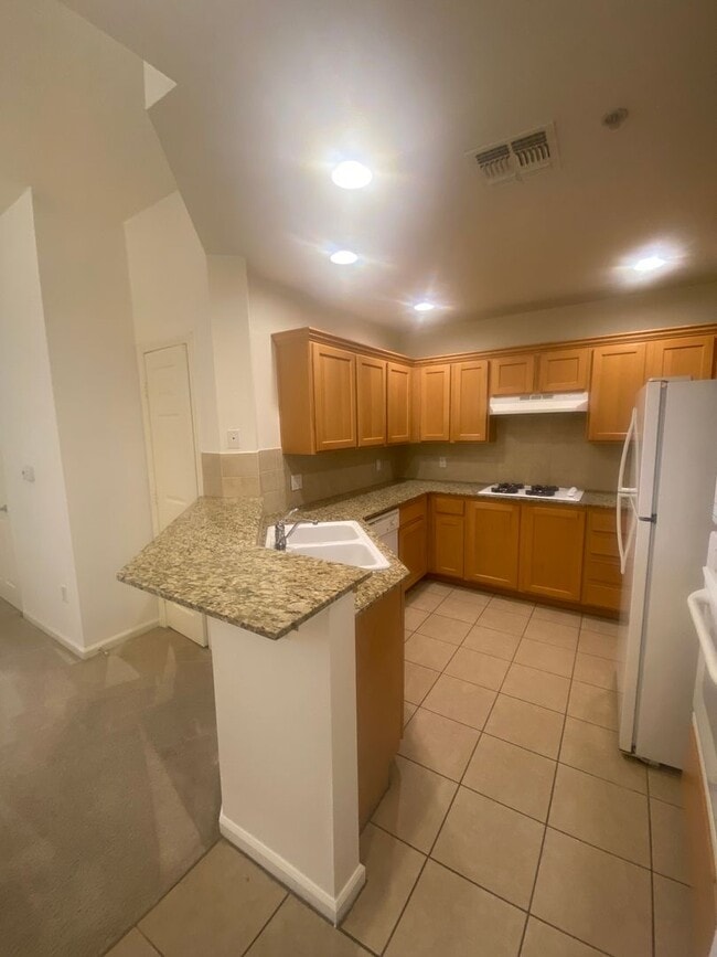 Building Photo - Stunning Top Floor View Condo at Park Avenue!