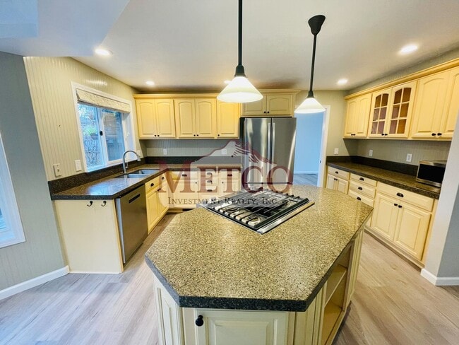 Building Photo - Beautiful 4 bedroom, 3 Bath House in Desirable Gilham Neighborhood!