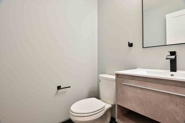 Building Photo - 2641 4th St NE