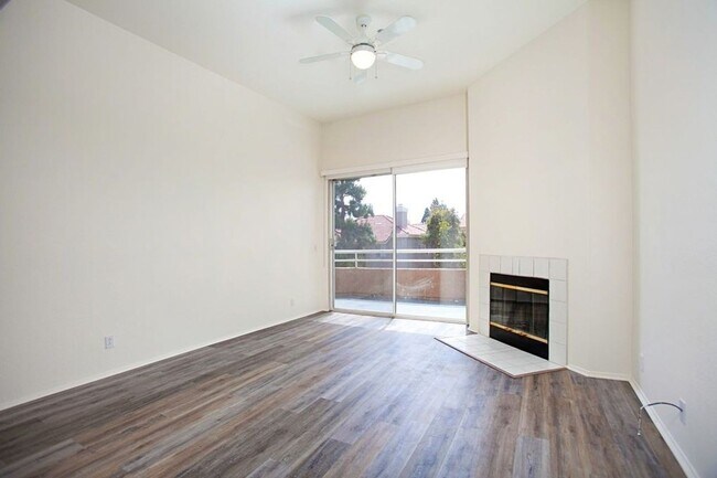 Building Photo - Gorgeous and Updated Top Floor Condo Home ...