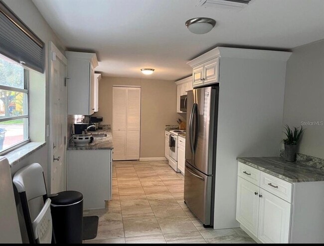 Building Photo - 2317 W Bristol Ave