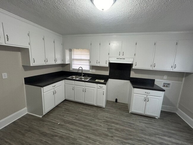 Building Photo - Four Bedroom Two Bath House for Rent $1100...