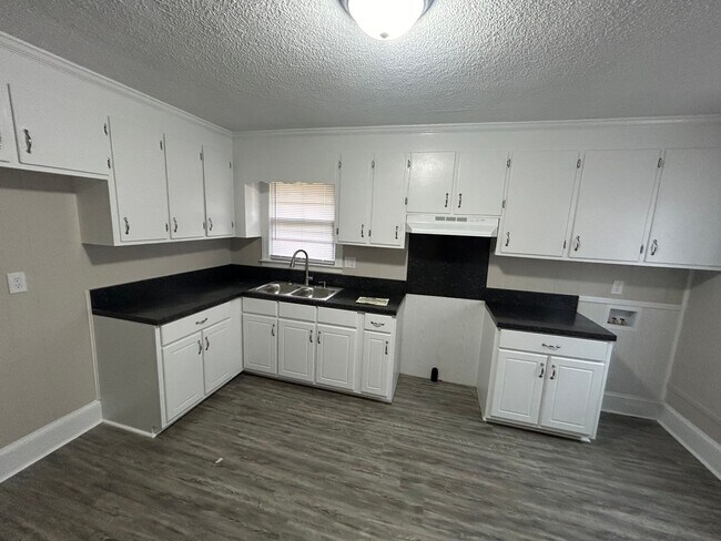 Building Photo - Four Bedroom Two Bath House for Rent $1100.00 per Month