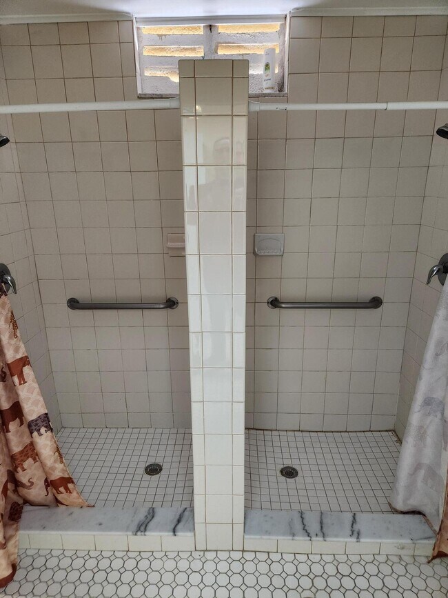 Building Photo - 600 Village Green Ct