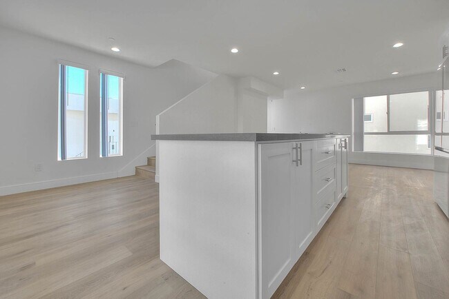 Building Photo - Luxury 2 & 4 Bed Townhomes in NoHo!