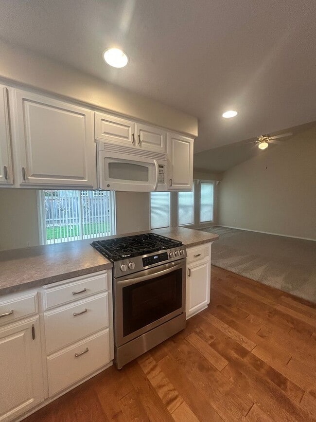 Building Photo - Beautiful Three Bedroom in Keizer