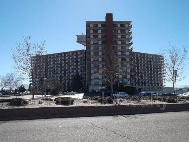 Building Photo - 411 Lakewood Cir