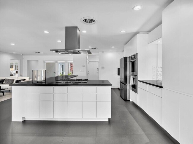 Building Photo - 1640 NE 43rd St